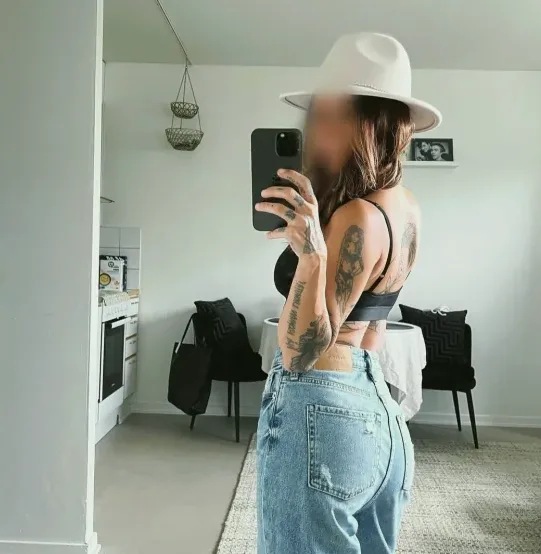 Claudia, 27